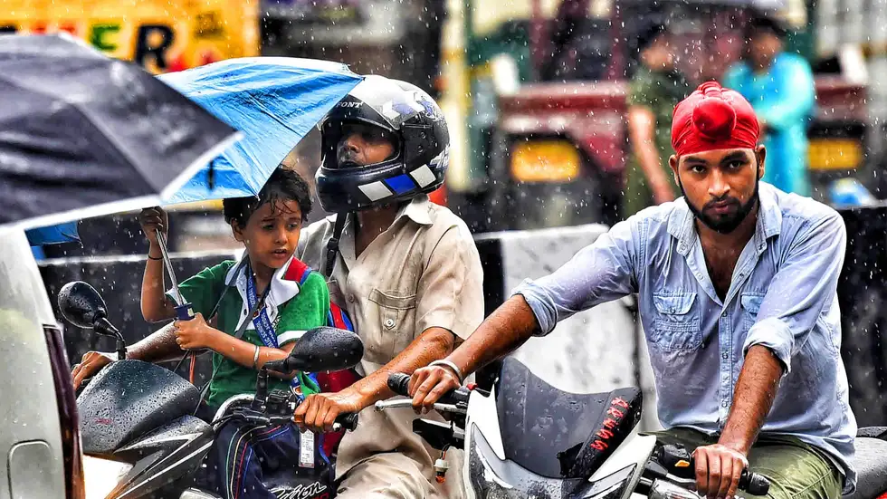 दिल्ली में बारिश, ठंड और प्रदूषण का असर