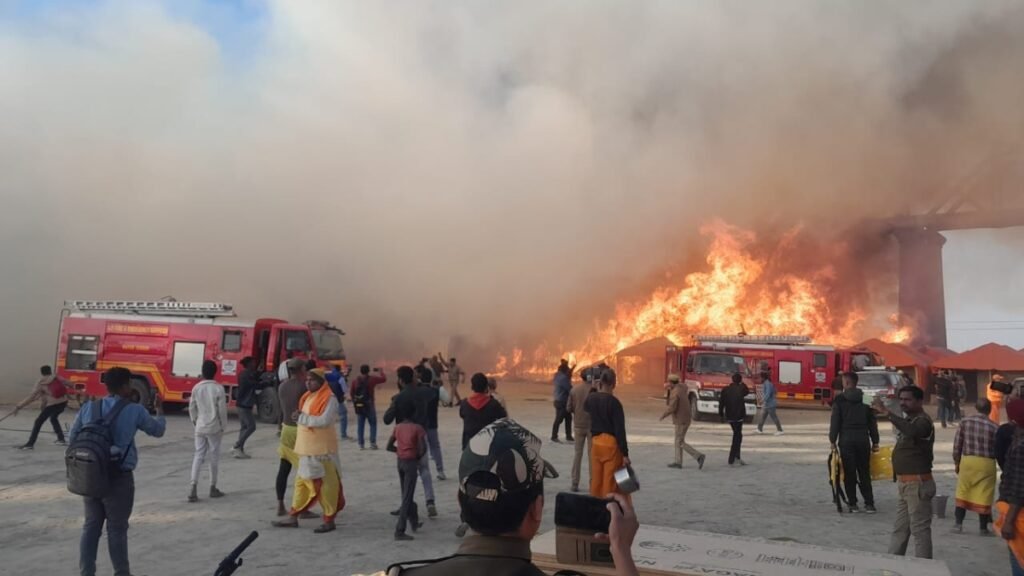 महाकुंभ अग्निकांड: प्रयागराज सिलेंडर विस्फोट,अठारह तंबू नष्ट