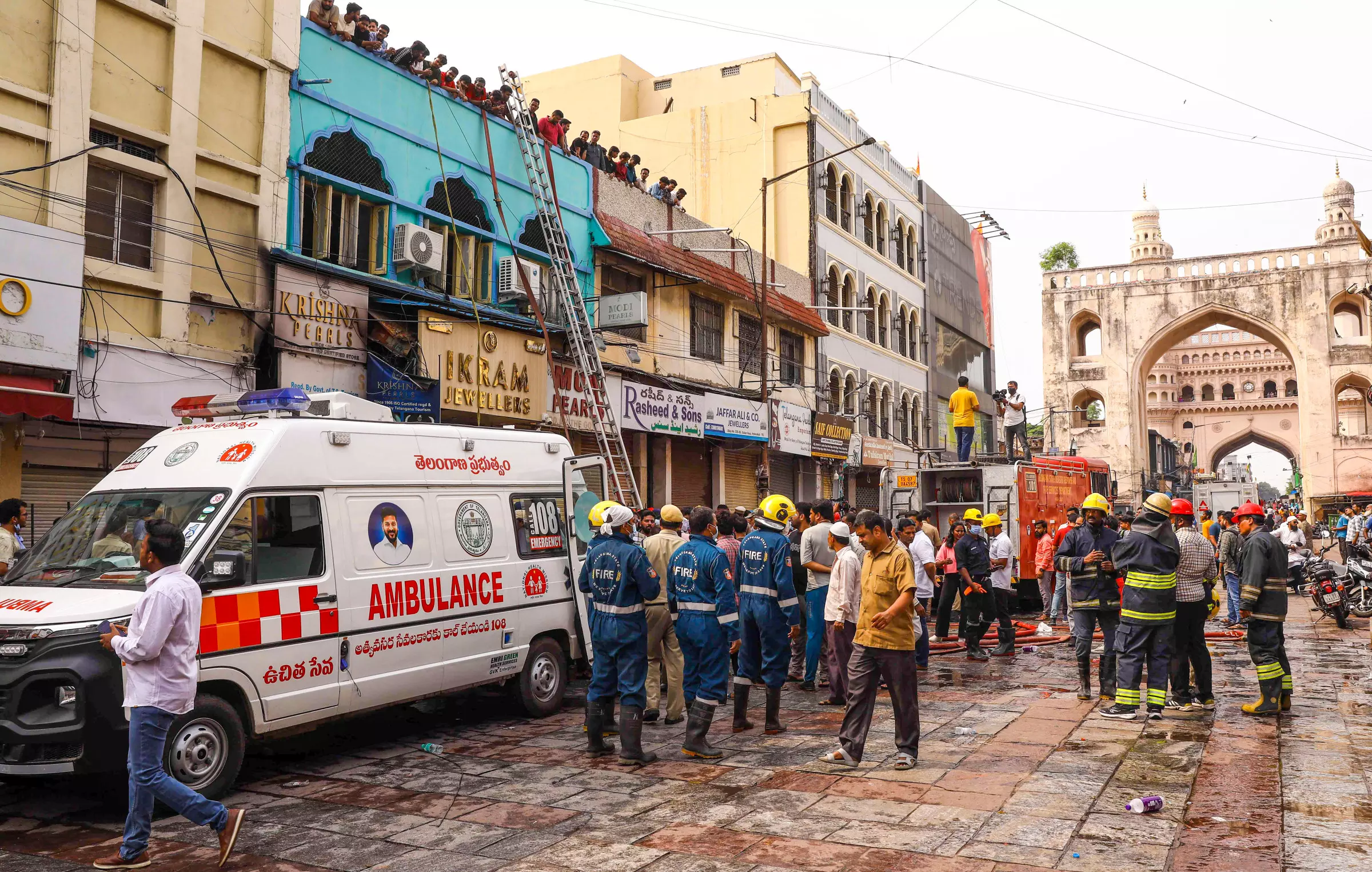 हैदराबाद Fire: गुलजार हाउस में आग, 17 Deaths Near चारमीनार