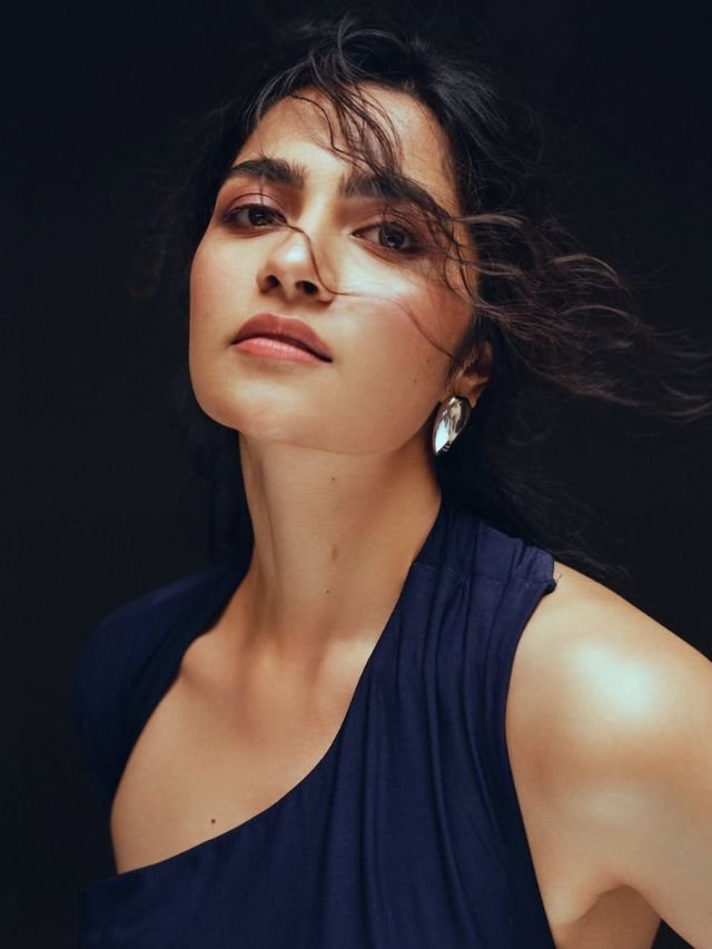 रुक्मिणी वसंत स्टाइल विस्फोट: ग्लैमरस लुक्स की बौछार—देखो!