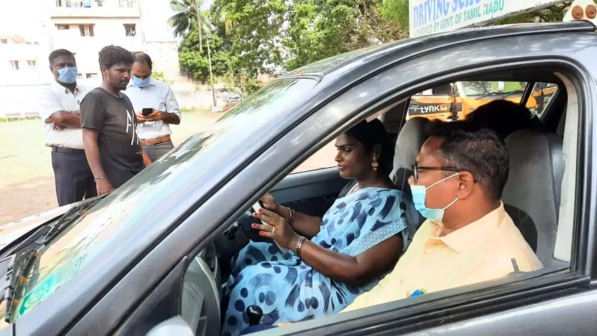 कोलकाता ने खोले समानता के नए द्वार: ट्रांसजेंडर समुदाय के लिए देश का पहला ड्राइविंग स्कूल