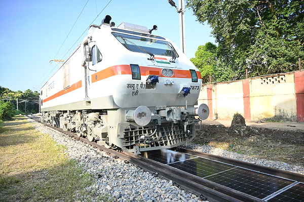 बनारस के BLW की बड़ी इनोवेशन! रेलवे ट्रैक के बीच लगे देश के पहले रिमूवेबल सोलर पैनल बनारस के BLW की बड़ी इनोवेशन! रेलवे ट्रैक के बीच लगे देश के पहले रिमूवेबल सोलर पैनल