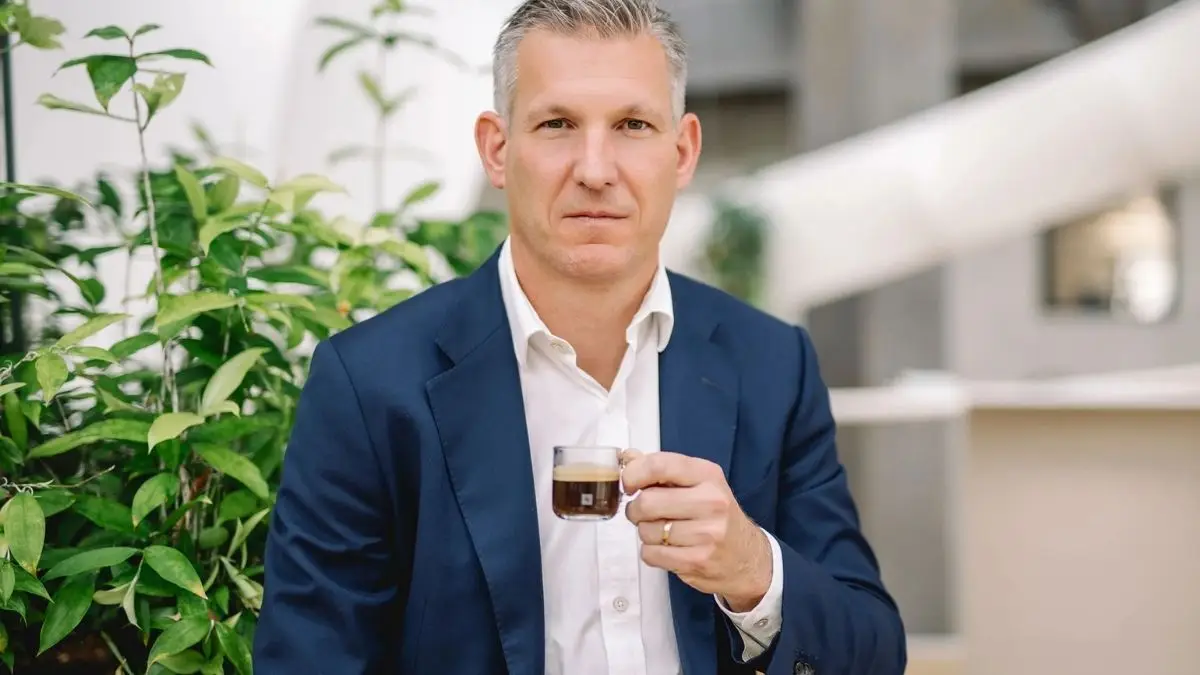 सीईओ ने रिश्ता छुपाया और कुर्सी गई! Nestlé ने Laurent Freixe को तुरंत हटाया, Philipp Navratil बने नए बॉस Nestlé ने वेटरन एग्जीक्यूटिव फिलिप नावराटिल—जो पहले Nespresso कॉफी बिज़नेस का नेतृत्व कर रहे थे—को तुरंत प्रभाव से नया CEO बना दिया है।