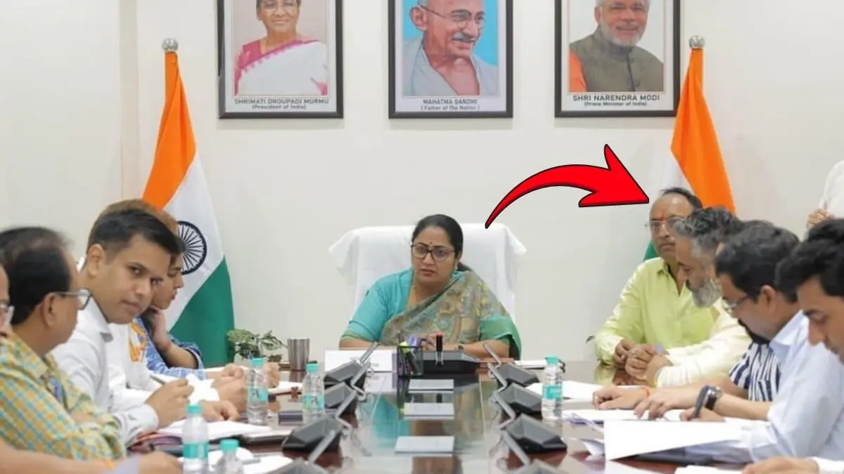 दिल्ली सरकार पर AAP का वार: CM के पति की मीटिंग में मौजूदगी पर बवाल, उठे परिवारवाद के सवाल