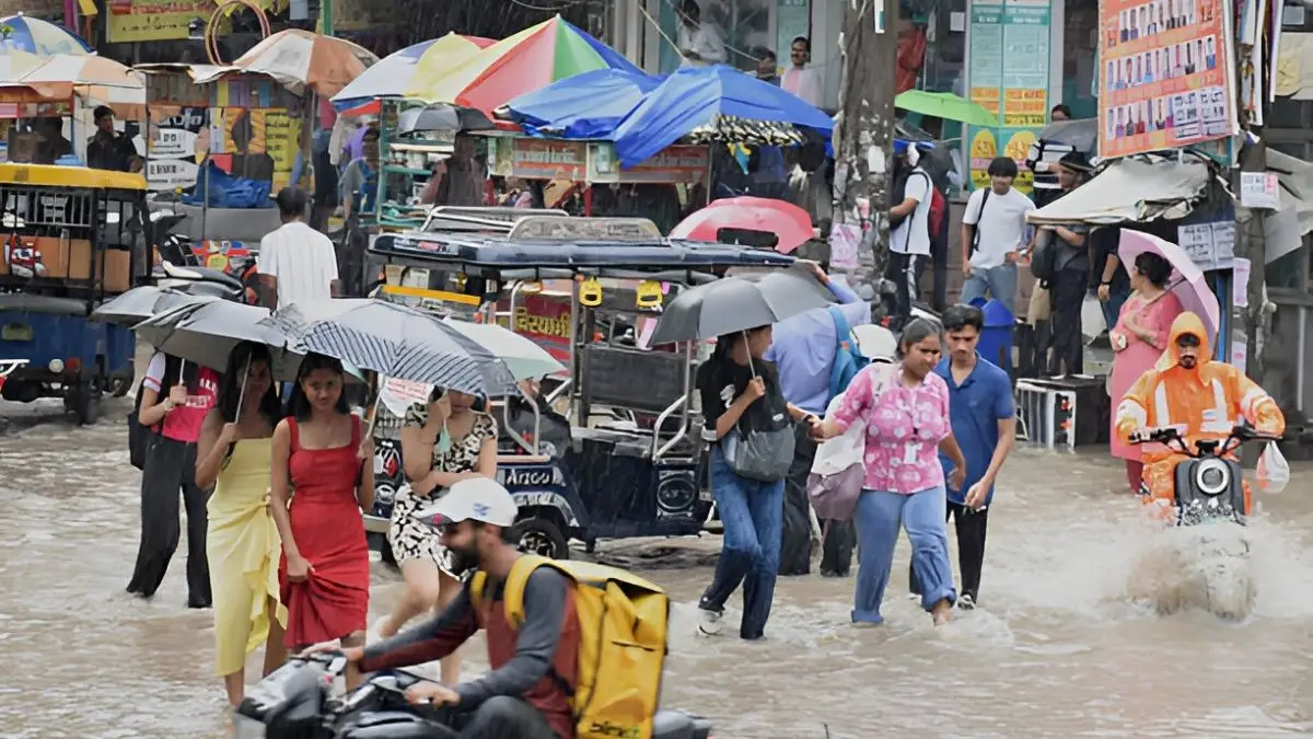 दिल्ली-NCR में 15 साल की रिकॉर्ड बारिश, आज भी IMD अलर्ट