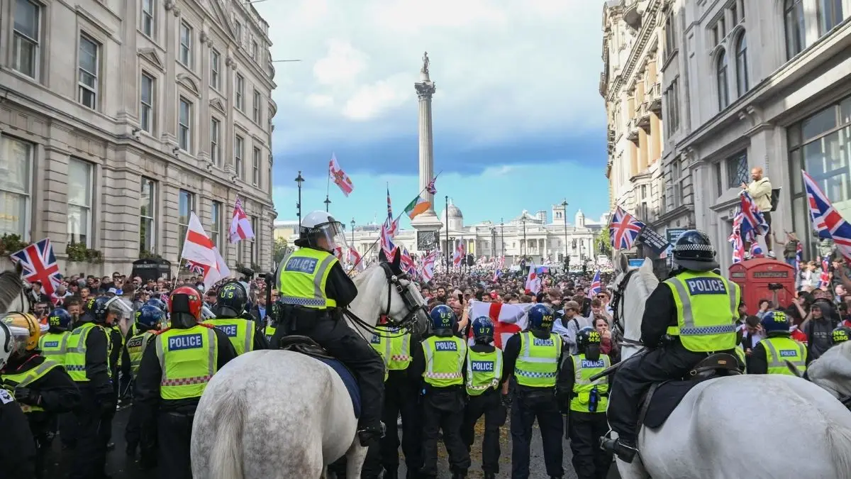 1.10 लाख लोगों का लंदन में कब्जा,एलन मस्क और ज़ेमूर ने भड़काया जमावड़ा,पुलिस पर बोतलें और मुक्के 1.10 लाख लोगों का लंदन में कब्जा,एलन मस्क और ज़ेमूर ने भड़काया जमावड़ा,पुलिस पर बोतलें और मुक्के