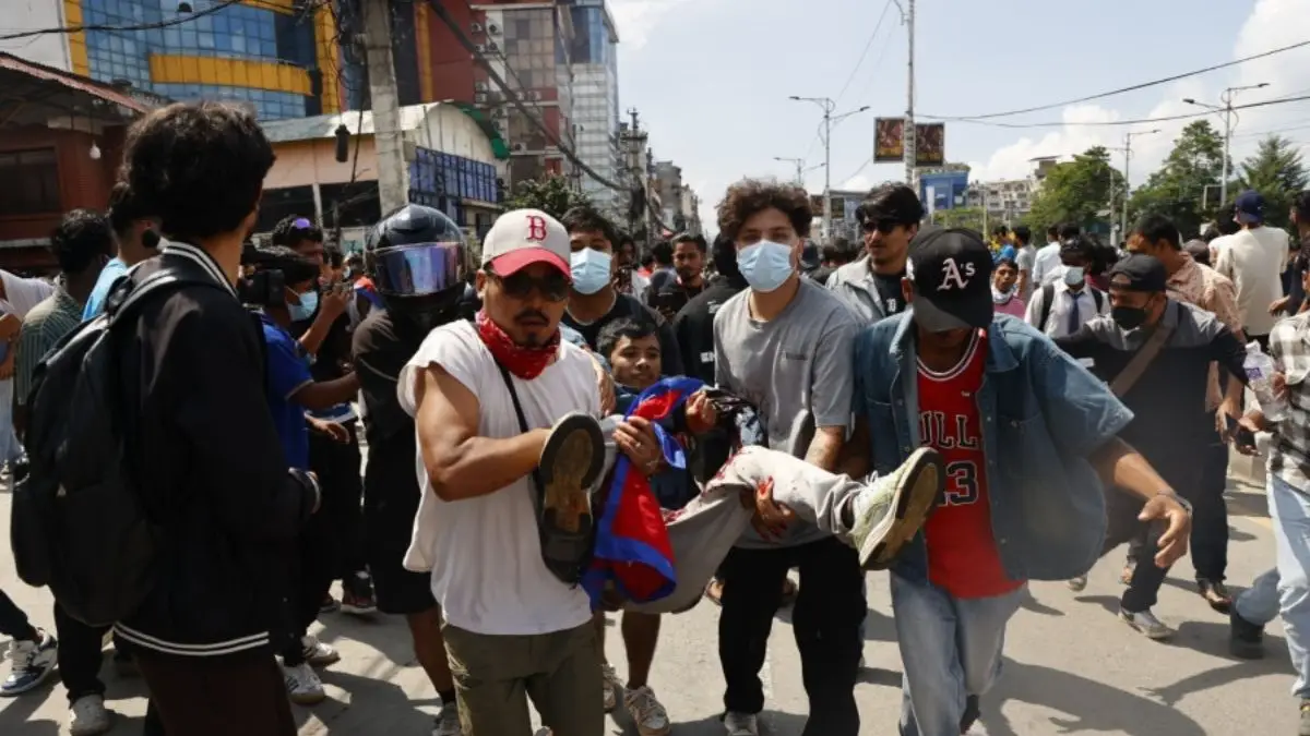 नेपाल में बवाल: संसद में घुसे प्रदर्शनकारी, पुलिस फायरिंग में 16 की मौत, कर्फ्यू लागू