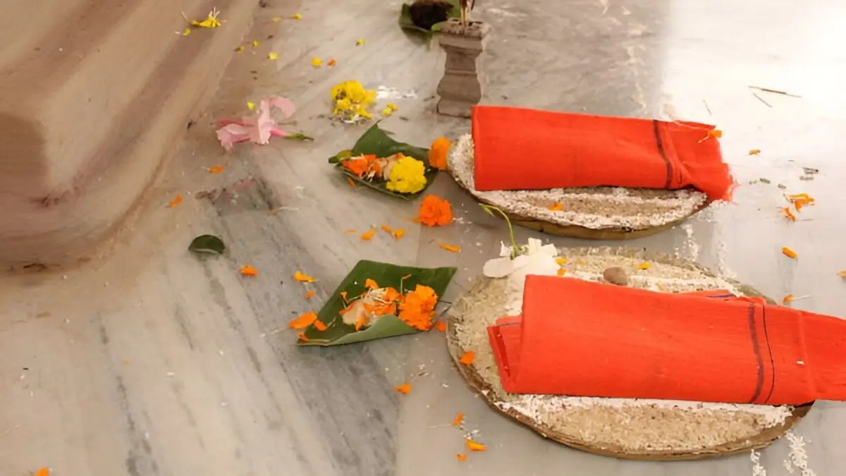 श्राद्ध 2025: इन 7 दानों से पितरों की कृपा और घर में बरसेगी खुशहाली? जानें सही तरीका वस्त्र दान (दुपट्टा–धोती)-