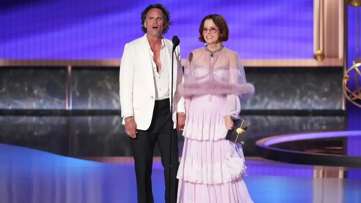 उन्होंने सह-कलाकार वाल्टन गोगिंस के साथ एक पुरस्कार भी प्रस्तुत किया