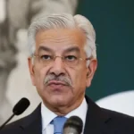 “इस्लामाबाद धमाके पर ख्वाजा आसिफ का बड़ा बयान: काबुल पर ठोका ठीकरा, जब पत्रकार ने बताया TTP ने ली जिम्मेदारी तो रह गए हैरान!”