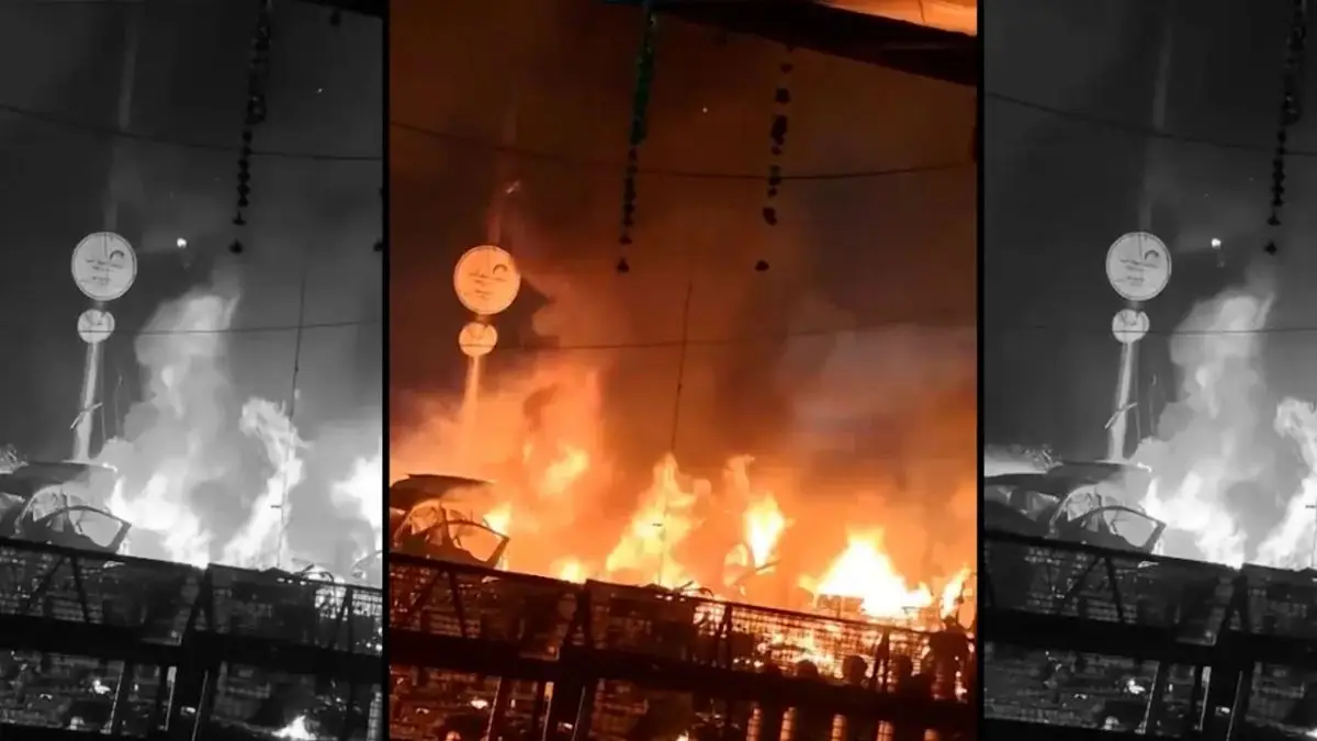 लाल किले के पास I-20 में धमाका! तीन लोग थे सवार, जले टुकड़ों से नंबर खोज रही पुलिस लाल किले के पास I-20 में धमाका! तीन लोग थे सवार, जले टुकड़ों से नंबर खोज रही पुलिस