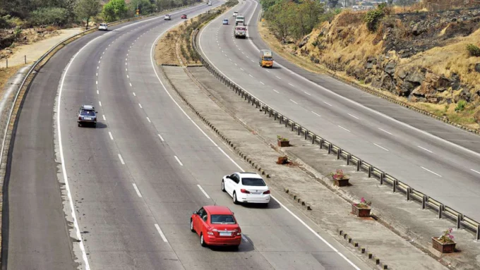 pune-mumbai-expressway-traffic-jam-lonavala-new-year-celebration