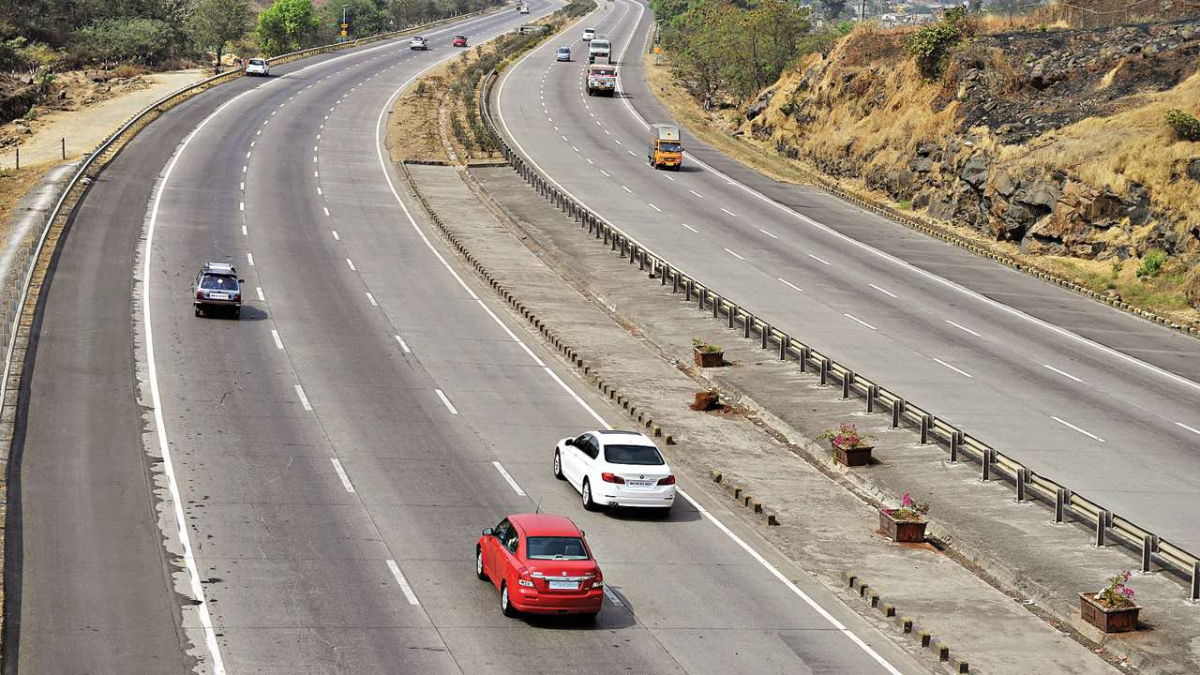 pune-mumbai-expressway-traffic-jam-lonavala-new-year-celebration