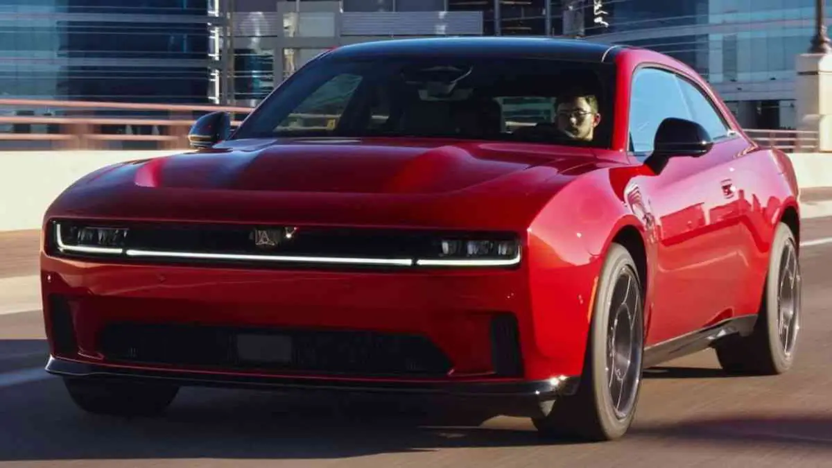 dodge-charger-sixpack-detroit-news-2025-vehicle-of-the-year-hindi