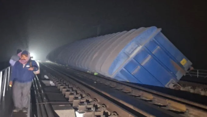 jamui-train-accident-purvanchal-express-narrow-escape-simultala