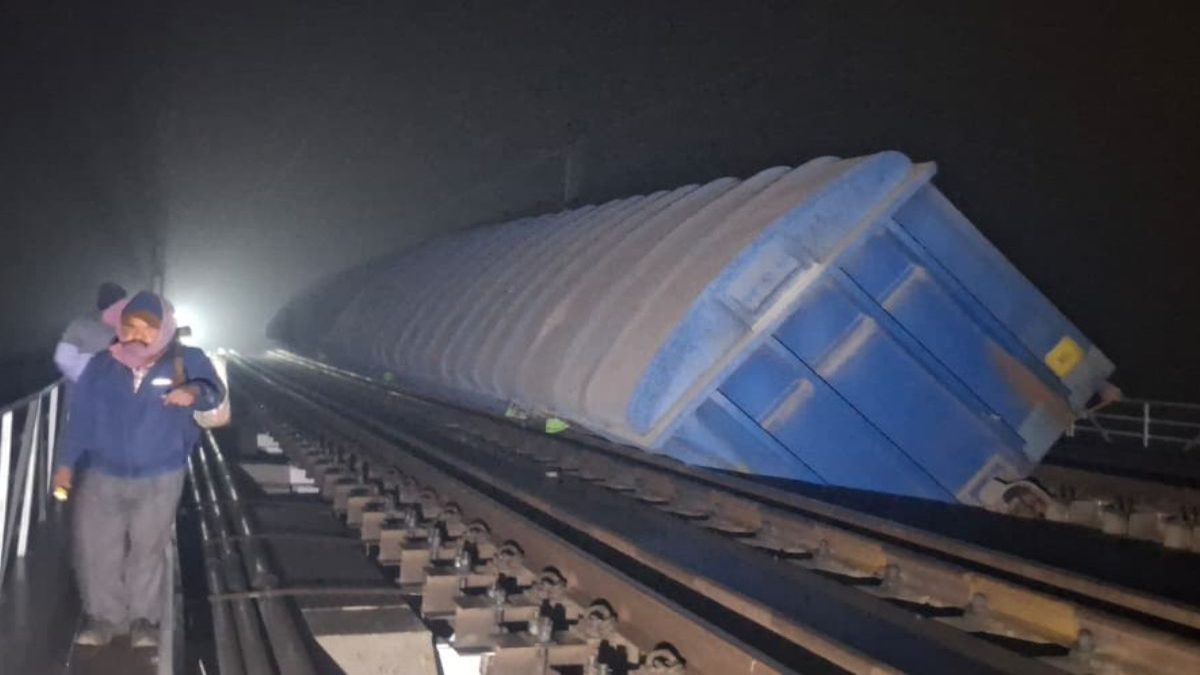 jamui-train-accident-purvanchal-express-narrow-escape-simultala