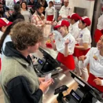 टीनएजर्स के हंगामे से परेशान In-N-Out Burger, मेन्यू से हटा दिया ‘67’ नंबर
