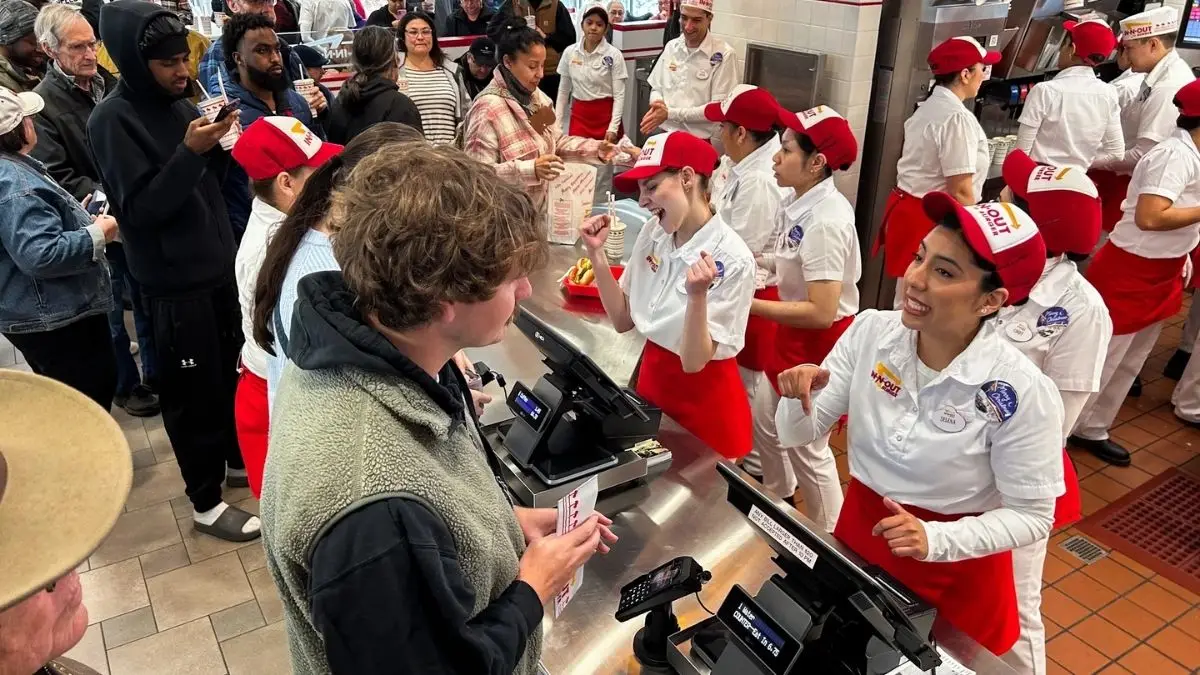टीनएजर्स के हंगामे से परेशान In-N-Out Burger, मेन्यू से हटा दिया ‘67’ नंबर
