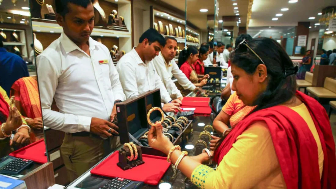 सोना-चांदी खरीदने वालों को लगा जोर का झटका! चांदी में ₹7700 की भारी तेजी, सोना भी रिकॉर्ड ऊंचाई पर gold-silver-price-today-6-january-2026-massive-jump-silver-rates-hindi