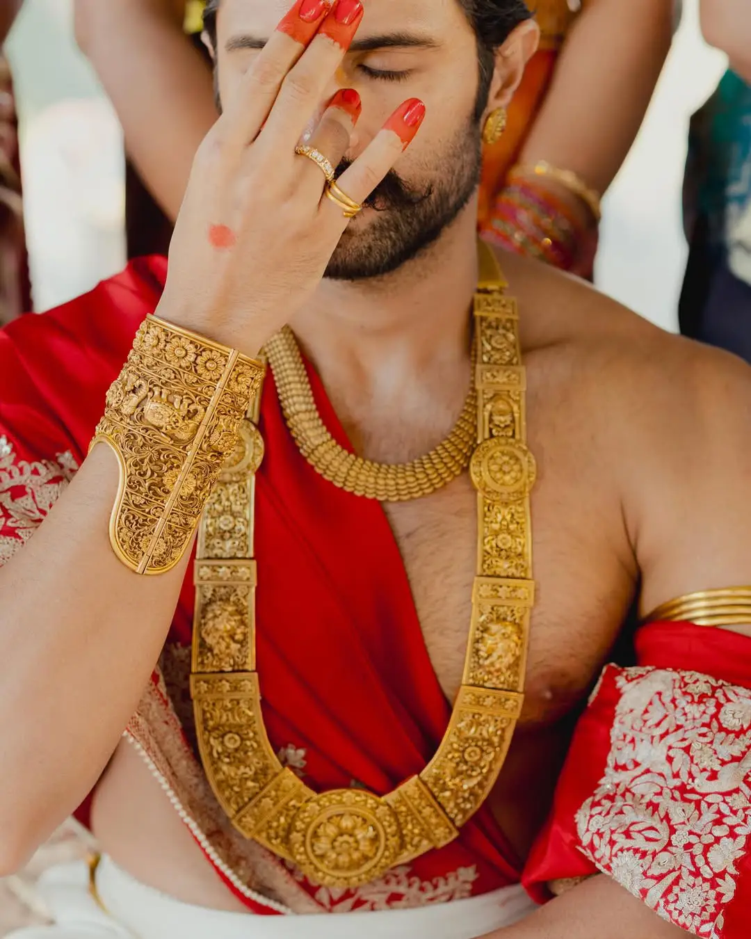 रश्मिका मंदाना की शादी की चुनरी में छिपा था एक 'सीक्रेट मैसेज', विजय देवरकोंडा के साथ सात फेरों की ये तस्वीरें देख आप भी कहेंगे- 'नजर न लगे!' विजय ने अपने हाथों पर 'अल्ता' लगाया था, जो आमतौर पर दुल्हनें लगाती हैं