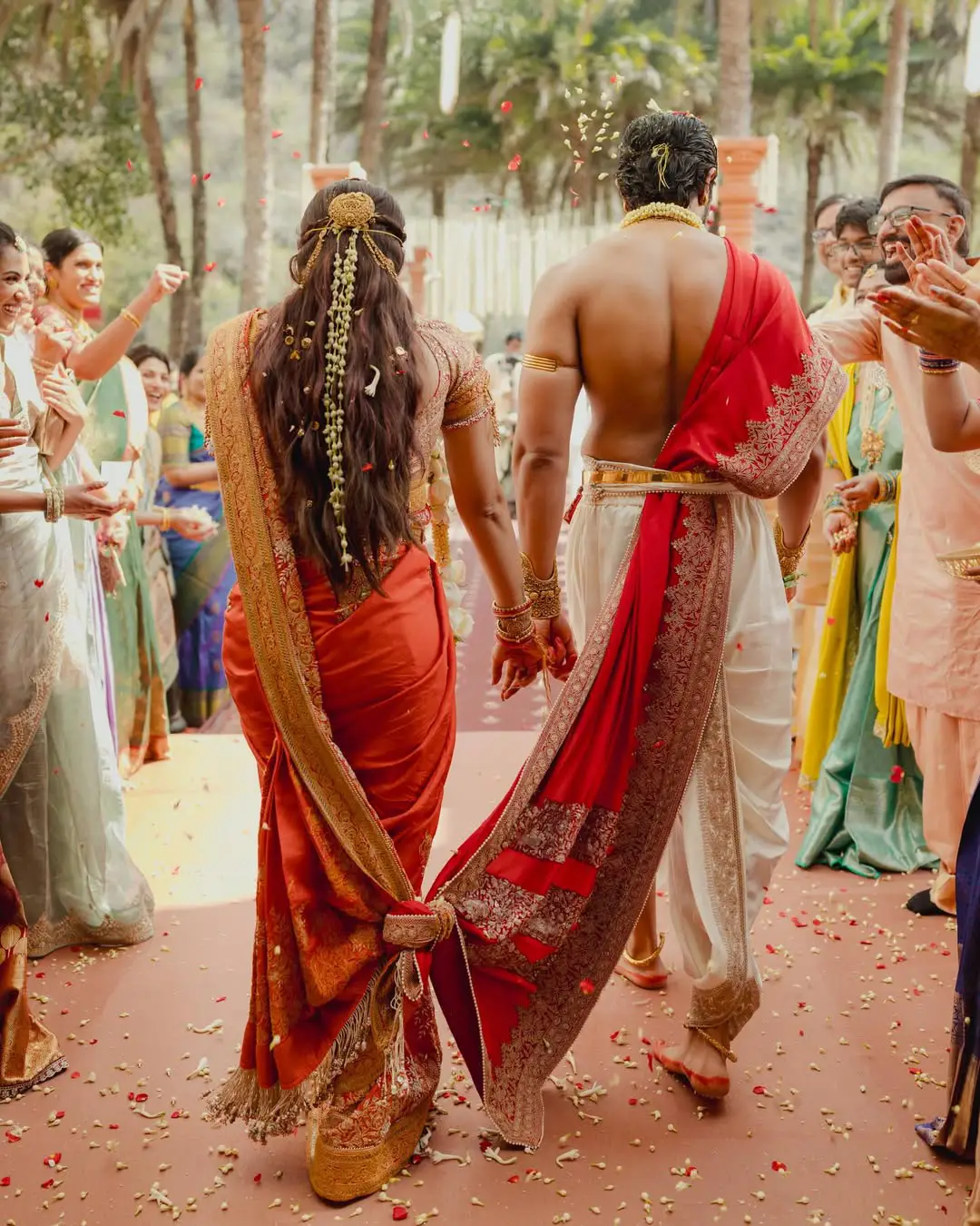 रश्मिका मंदाना की शादी की चुनरी में छिपा था एक 'सीक्रेट मैसेज', विजय देवरकोंडा के साथ सात फेरों की ये तस्वीरें देख आप भी कहेंगे- 'नजर न लगे!' पावर कपल के आउटफिट्स को मशहूर डिजाइनर अनामिका खन्ना ने तैयार किया था