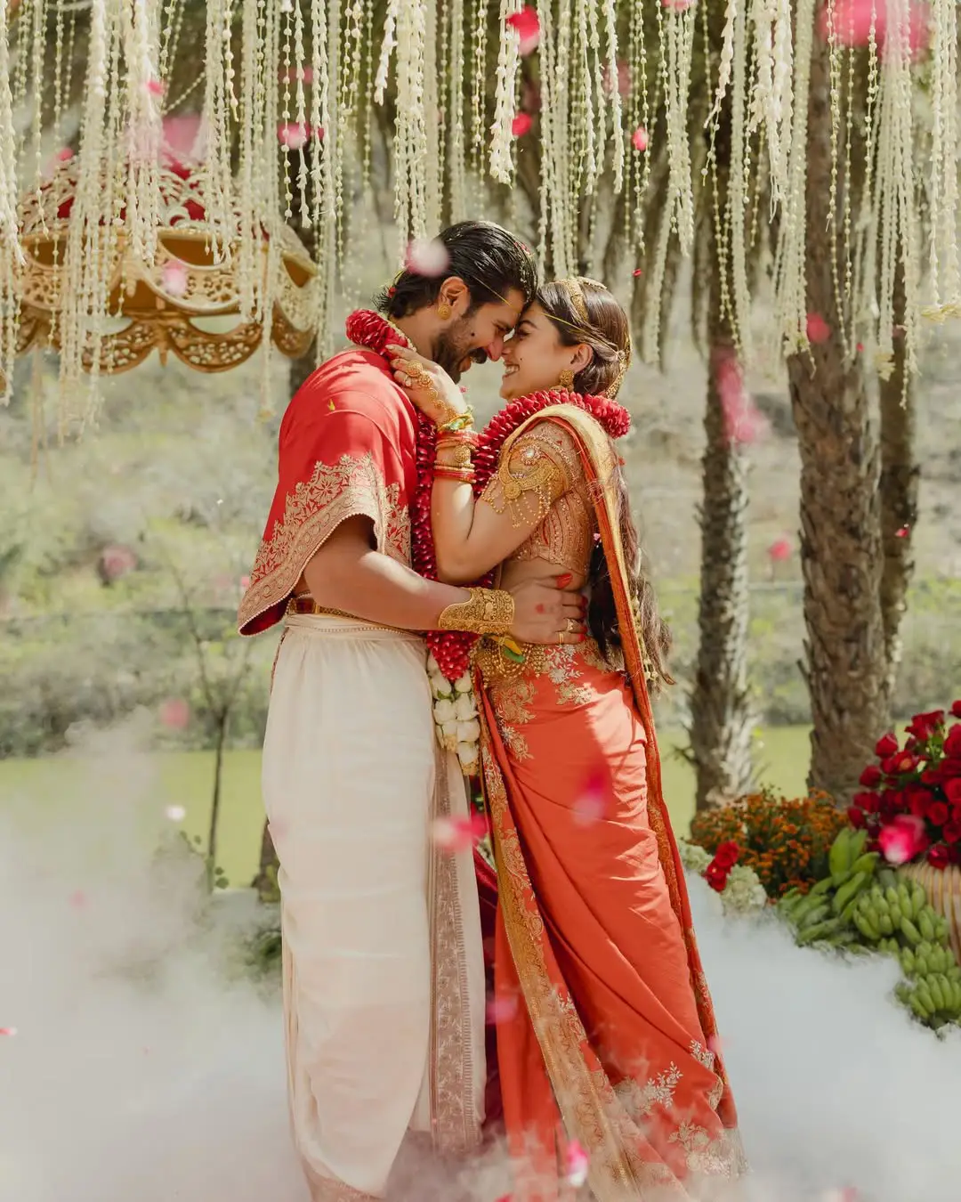 रश्मिका मंदाना की शादी की चुनरी में छिपा था एक 'सीक्रेट मैसेज', विजय देवरकोंडा के साथ सात फेरों की ये तस्वीरें देख आप भी कहेंगे- 'नजर न लगे!' रश्मिका ने शुद्ध सोने के गहने पहने थे, जिनमें 'नक्शी वर्क' और 'रावा ग्रेनुलेशन' का इस्तेमाल किया गया था