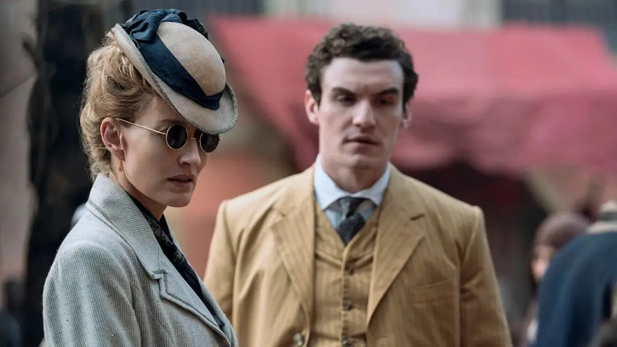 जेम्स मोरियार्टी के रोल में डोनल फिन (Dónal Finn) ने पूरी लाइमलाइट लूट ली है